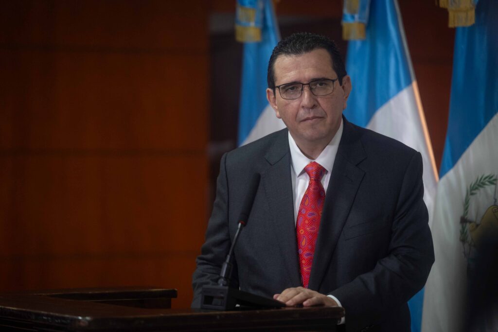 El Fiscal General, Gabriel García Luna, responde las preguntas de periodistas durante una conferencia de prensa en la sede del Ministerio Público. Foto/Edwin Bercián
