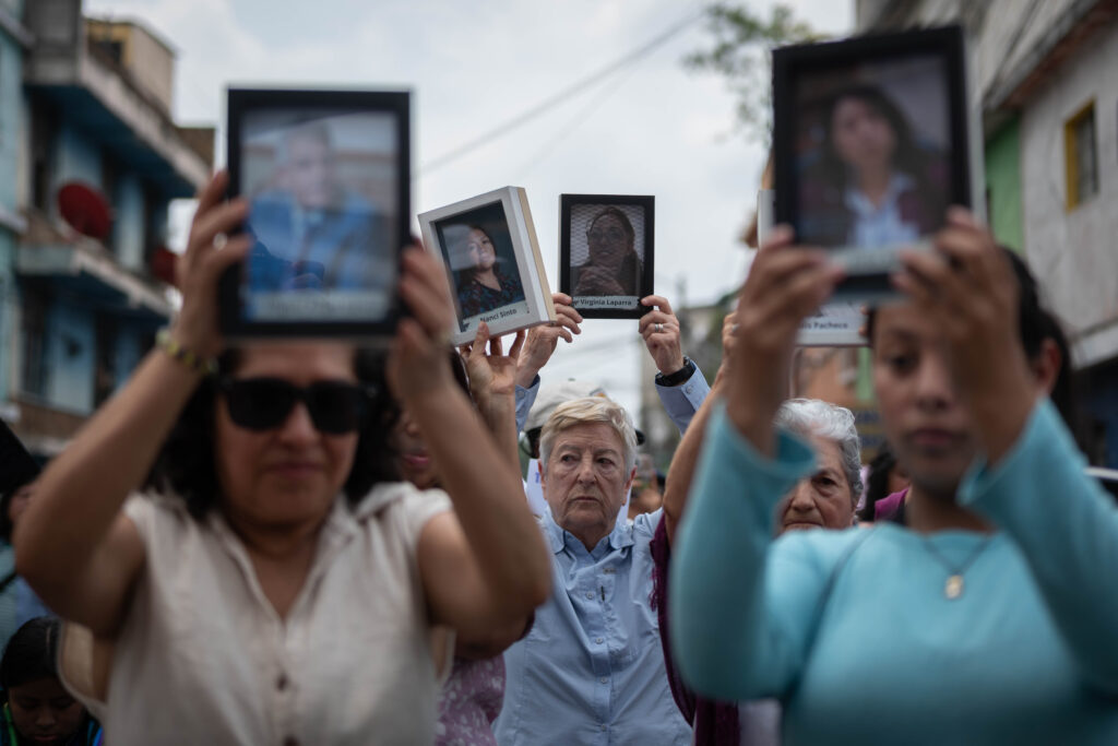 Durante una misa realizada frente al Ministerio Público, integrantes del sector interreligioso Centinelas mostraron los rostros de personas criminalizadas, exiliadas y perseguidas judicialmente en Guatemala. Foto/Edwin Bercián