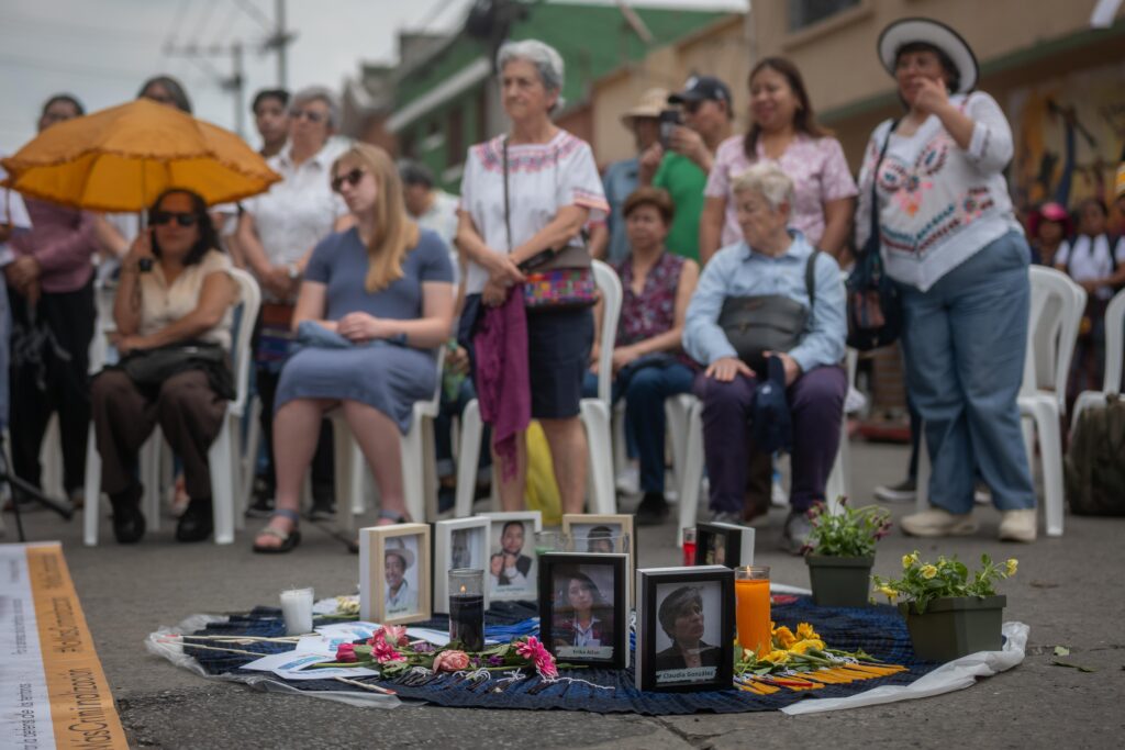 Retratos de jueces, fiscales, periodistas y activistas criminalizados o forzados al exilio fueron colocados durante una misa frente al Ministerio Público. Foto/Edwin Bercián