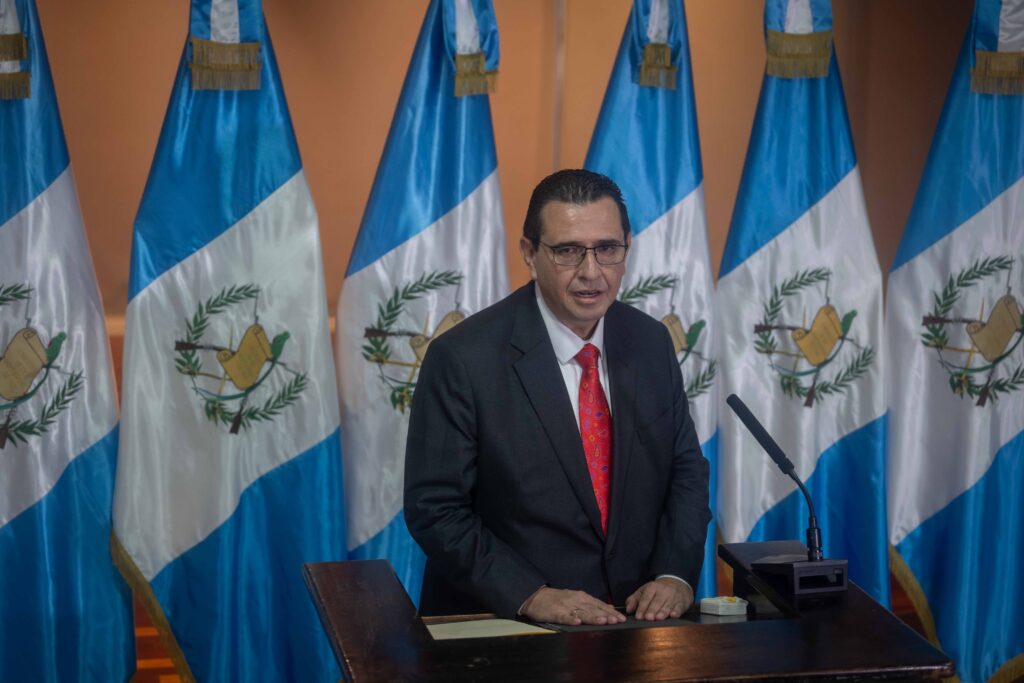 El Fiscal General, Gabriel García Luna, responde las preguntas de periodistas durante una conferencia de prensa en la sede del Ministerio Público. Foto/Edwin Bercián
