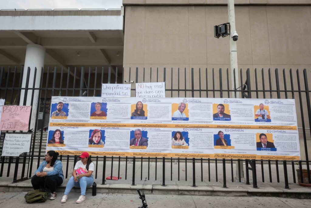 Retratos de exfiscales, periodistas, jueces y operadores de justicia criminalizados fueron colocados afuera del Ministerio Público durante una misa organizada por el sector interreligioso Centinelas. Foto/Edwin Bercián