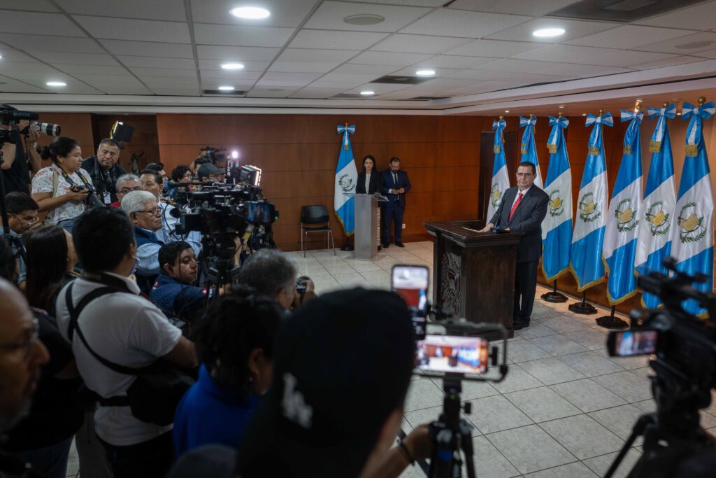 Entre cámaras, micrófonos y preguntas, el nuevo fiscal Gabriel Luna realiza su primera conferencia ante los medios de comunicación. Foto/Edwin Bercián