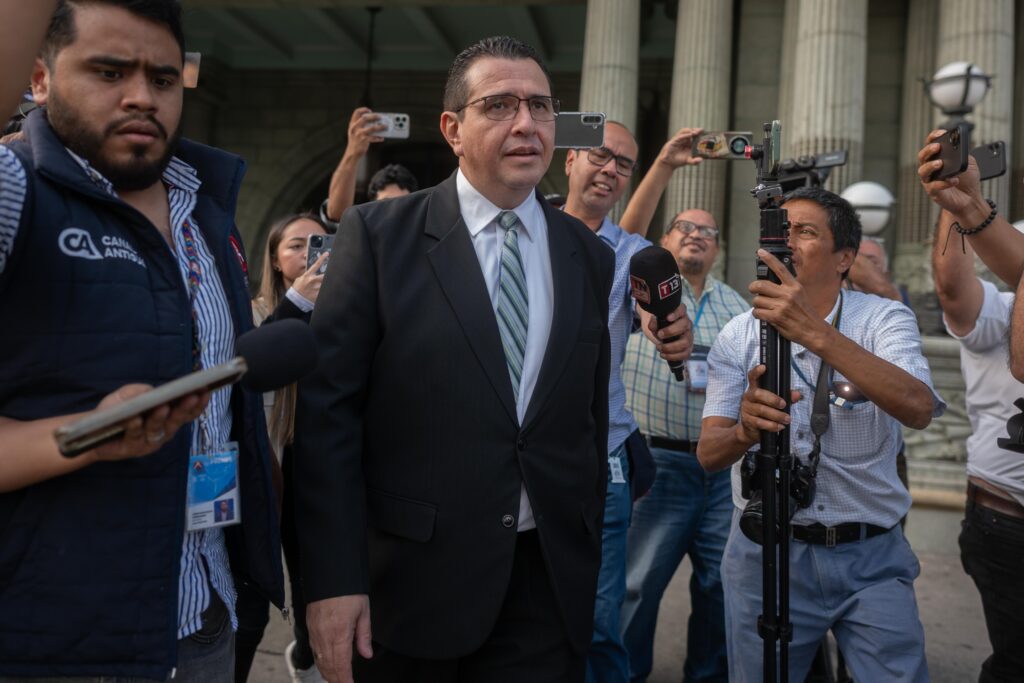 Gabriel Estuardo Luna, es abordado por medios de comunicación a su salida del Palacio Nacional, luego de sostener una entrevista con el presidente Bernardo Arévalo. Foto/Edwin Bercián