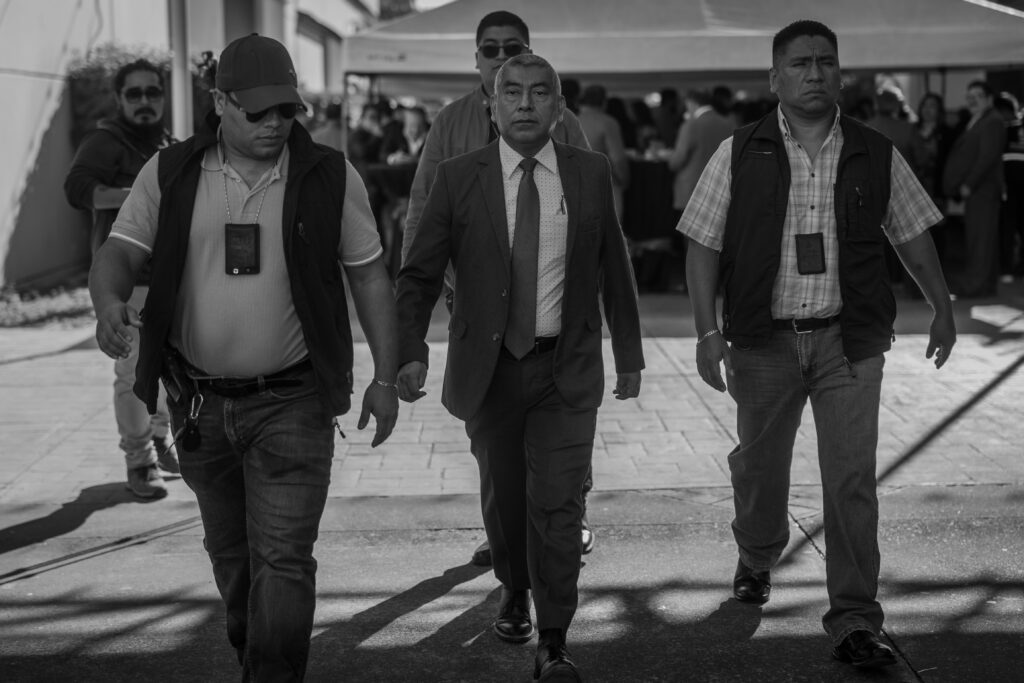 El exfiscal de la FECI, Rafael Curruchiche, sale del centro de votaciones para elegir a magistrados de la Corte de Constitucionalidad el 13 de enero de 2026. Foto/Edwin Bercián