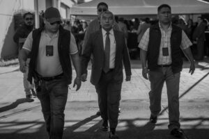 El exfiscal de la FECI, Rafael Curruchiche, sale del centro de votaciones para elegir a magistrados de la Corte de Constitucionalidad el 13 de enero de 2026. Foto/Edwin Bercián