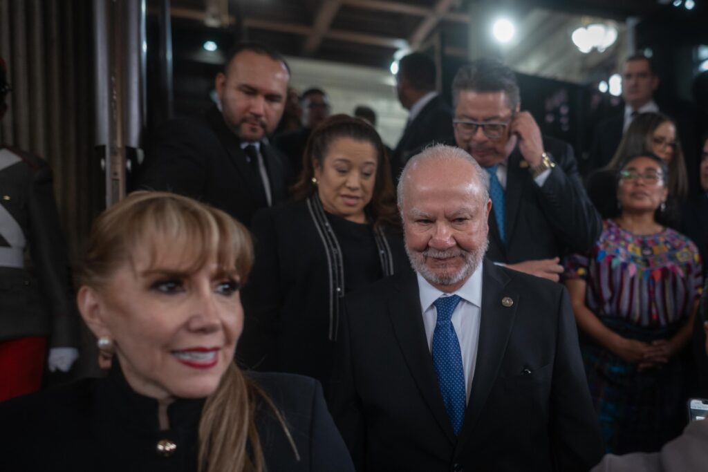 Los magistrados de la CC, Dina Ochoa, Roberto Molina Barreto, Claudia Paniagua y Luis Rosales, salen del hemiciclo parlamentario el 24 de marzo de 2026 luego de ser juramentados por diputados. Foto/Edwin Bercián