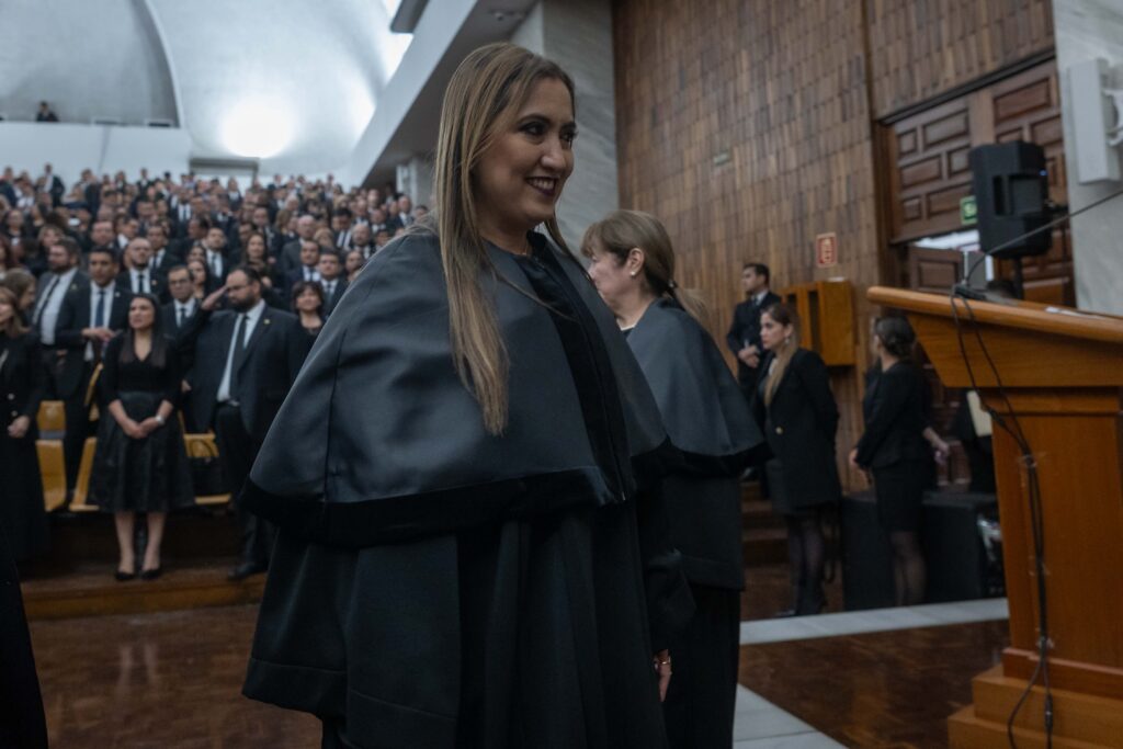 La magistrada de la Corte Suprema de Justicia, Claudia Paredes, abandona la sala de vistas de Organismo Judicial el 13 de octubre de 2024, luego de ser juramentada. Foto/Edwin Bercián