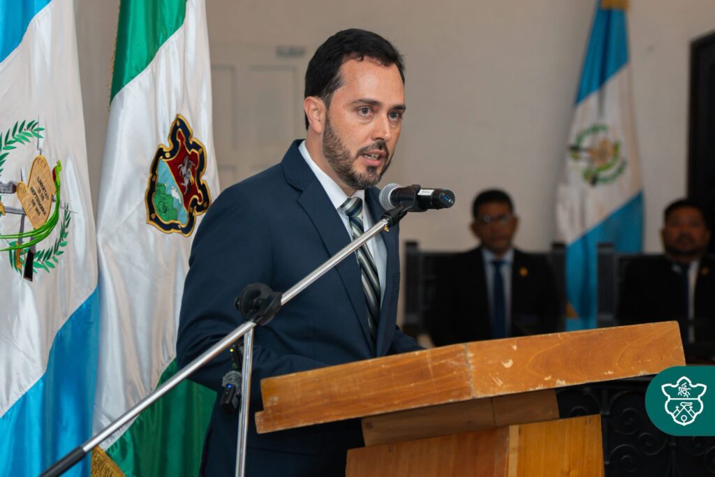 El alcalde de Antigua Guatemala, dJuan Manuel Asturias, durante una actividad de reconocimiento a la labor docente. Foto/Municipalidad de Antigua.