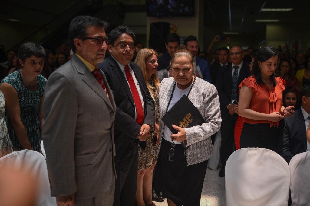 Consuelo Porras previo a dar su discurso durante la toma posesión de su cargo el 17 de mayo de 2018, una actividad realizada en la sede del Ministerio Público. Foto/Edwin Bercián
