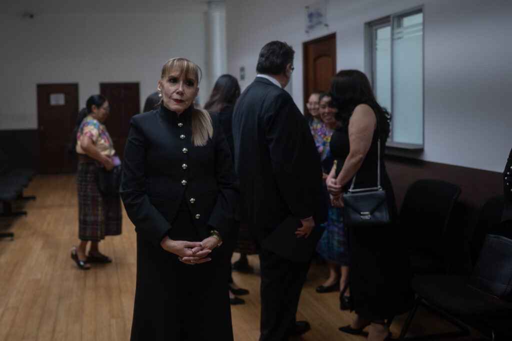 La magistrada de la Corte de Constitucionalidad, Dina Ochoa, sale del congreso luego de ser juramentada por diputados el 24 de marzo de 2026. Foto/Edwin Bercián