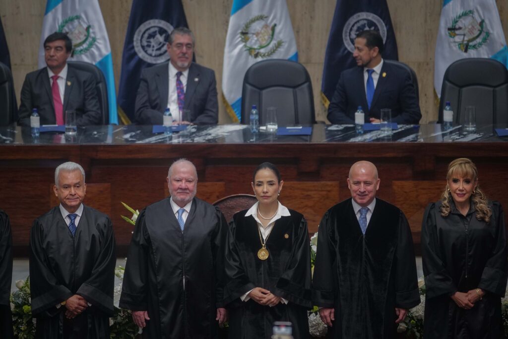 De izquierda derecha; los magistrados de la CC, Héctor Hugo Aguilera, Roberto Molina Barreto, Leyla Lemus, Néster Vásquez y Dina Ochoa, posan para una fotografía durante la toma de posesión de Lemus el 14 de abril de 2025. Foto/Edwin Bercián