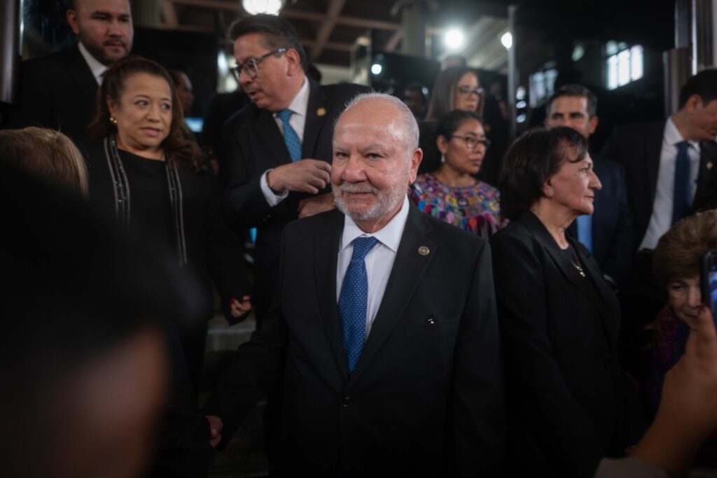 Roberto Molina Barreto, sale del hemiciclo parlamentario luego de haber sido juramentado por diputados como magistrado de la Corte de Constitucionalidad el 26 de marzo de 2026. Foto/Edwin Bercián