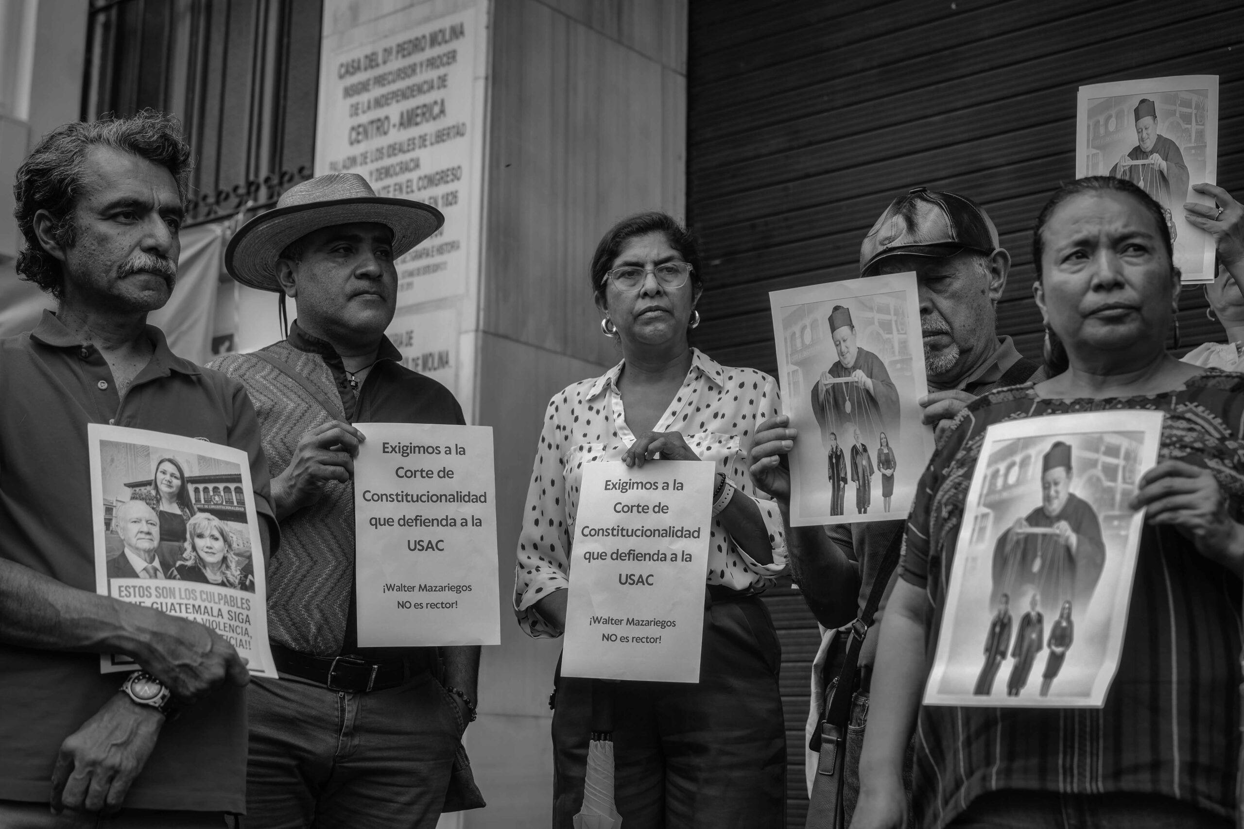 Representantes de organizaciones sociales participan en una conferencia de prensa frente a la Corte de Constitucionalidad, donde solicitaron resolver los amparos pendientes relacionados con la elección de Walter Mazariegos como rector de la Universidad de San Carlos de Guatemala (USAC). 2 de junio de 2026. Foto: Edwin Bercián.