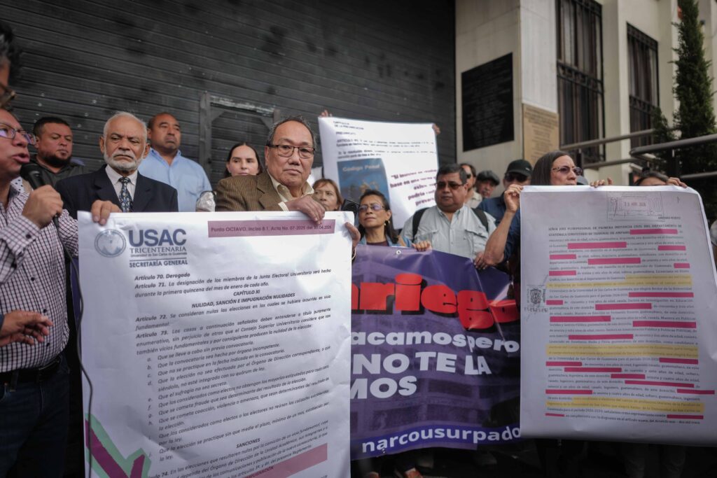 El opositor Universidad de San Carlos, Rodolfo Chang, durante una confencia de prensa organizada por Usac Dire frente a la Corte de Constitucionalidad el 8 de junio de 2026. Foto/Edwin Bercián