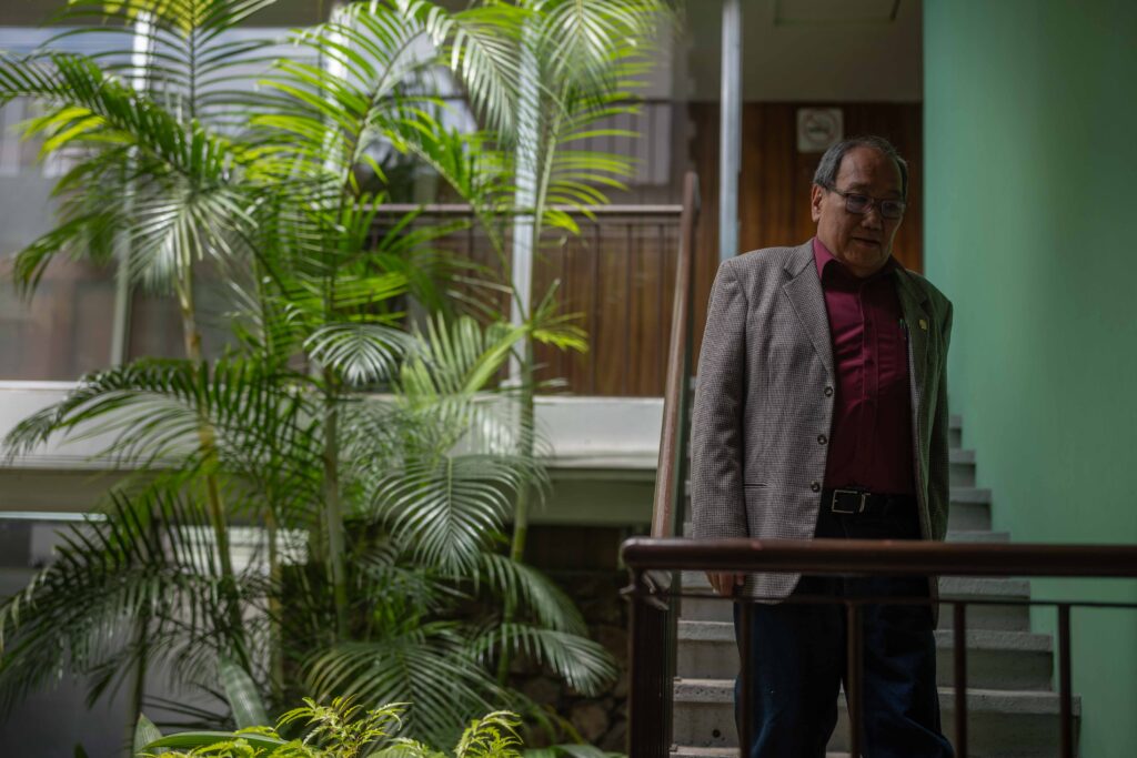 Rodolfo Chang, rector de la Universidad de San Carlos de Guatemala, al finalizar una entrevista el 15 de mayo de 2026. Foto/Edwin Bercián