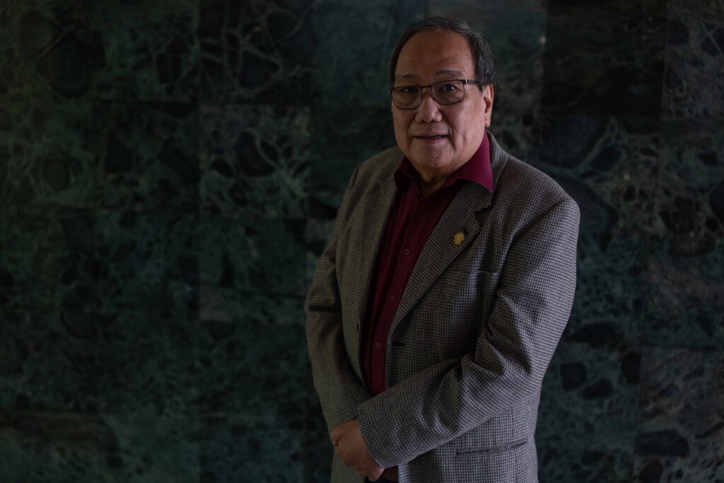Rodolfo Chang, rector de la Universidad de San Carlos de Guatemala, posa para una fotografía al finalizar una entrevista el 15 de mayo de 2026. Foto/Edwin Bercián