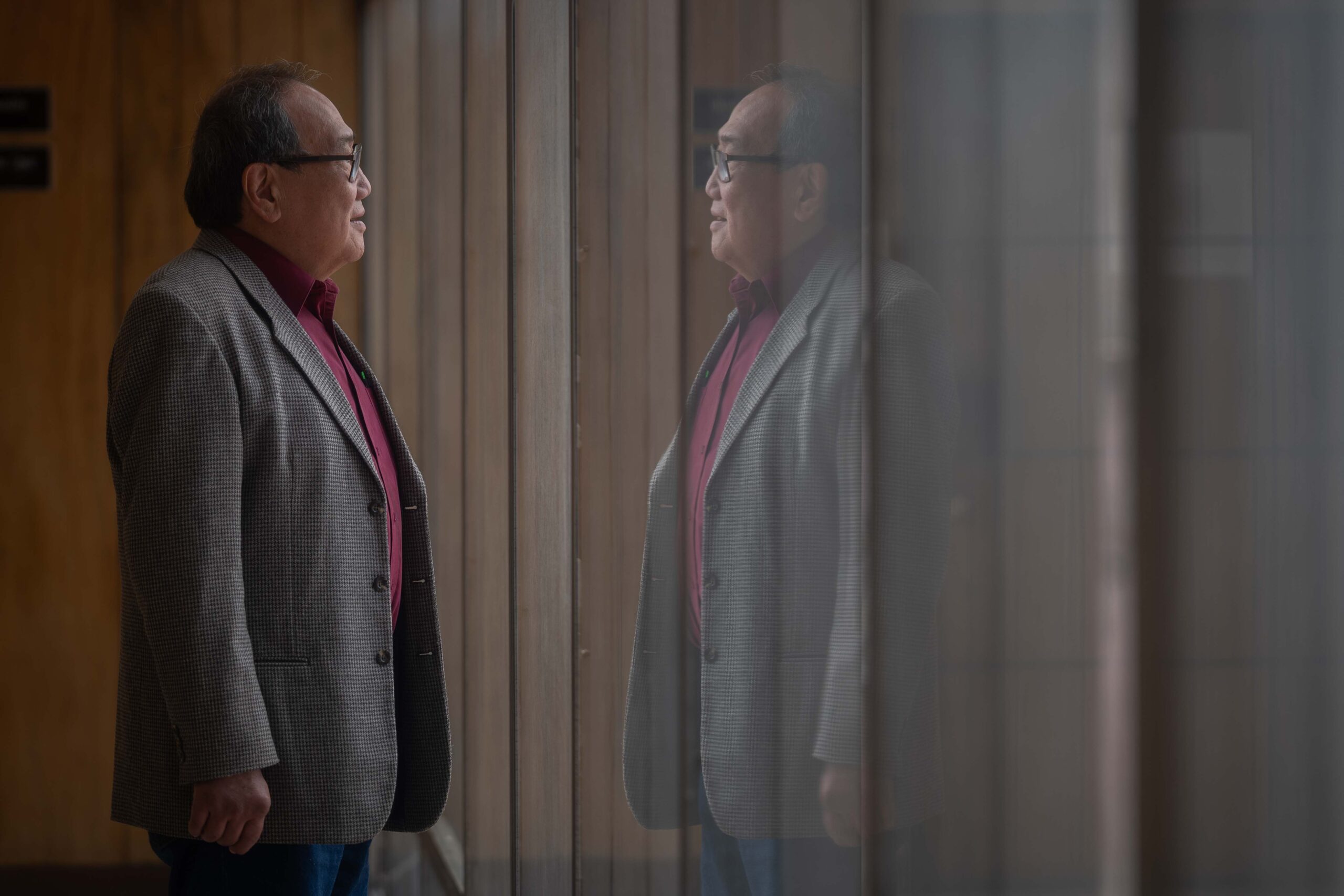 Rodolfo Chang, rector de la Universidad de San Carlos de Guatemala, posa para una fotografía al finalizar una entrevista el 15 de mayo de 2026. Foto/Edwin Bercián