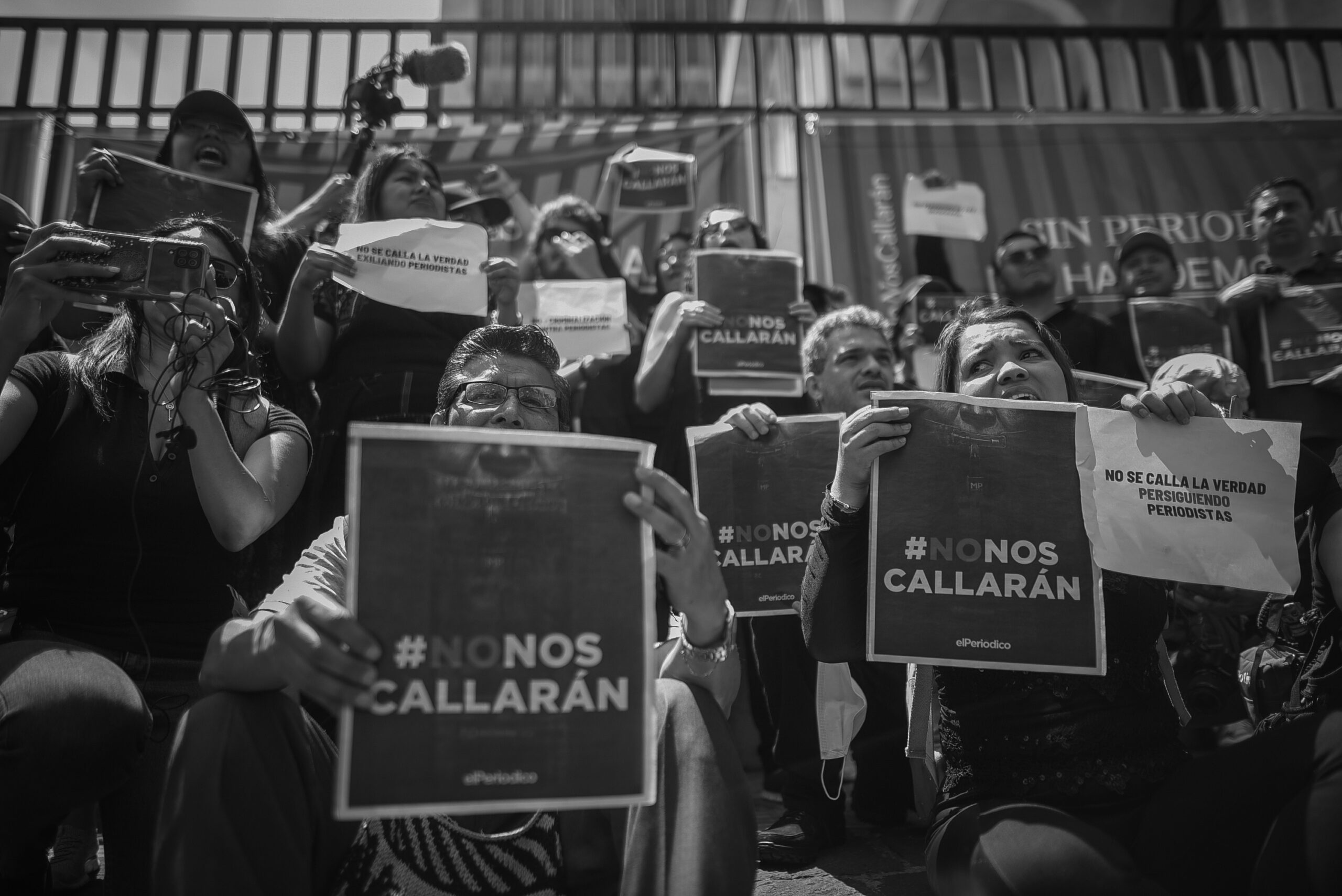 Periodistas exigen el cese a la criminalización durante una protesta frente a la sede de la Corte Suprema de Justicia, el 4 de marzo de 2023. Foto/Edwin Bercián