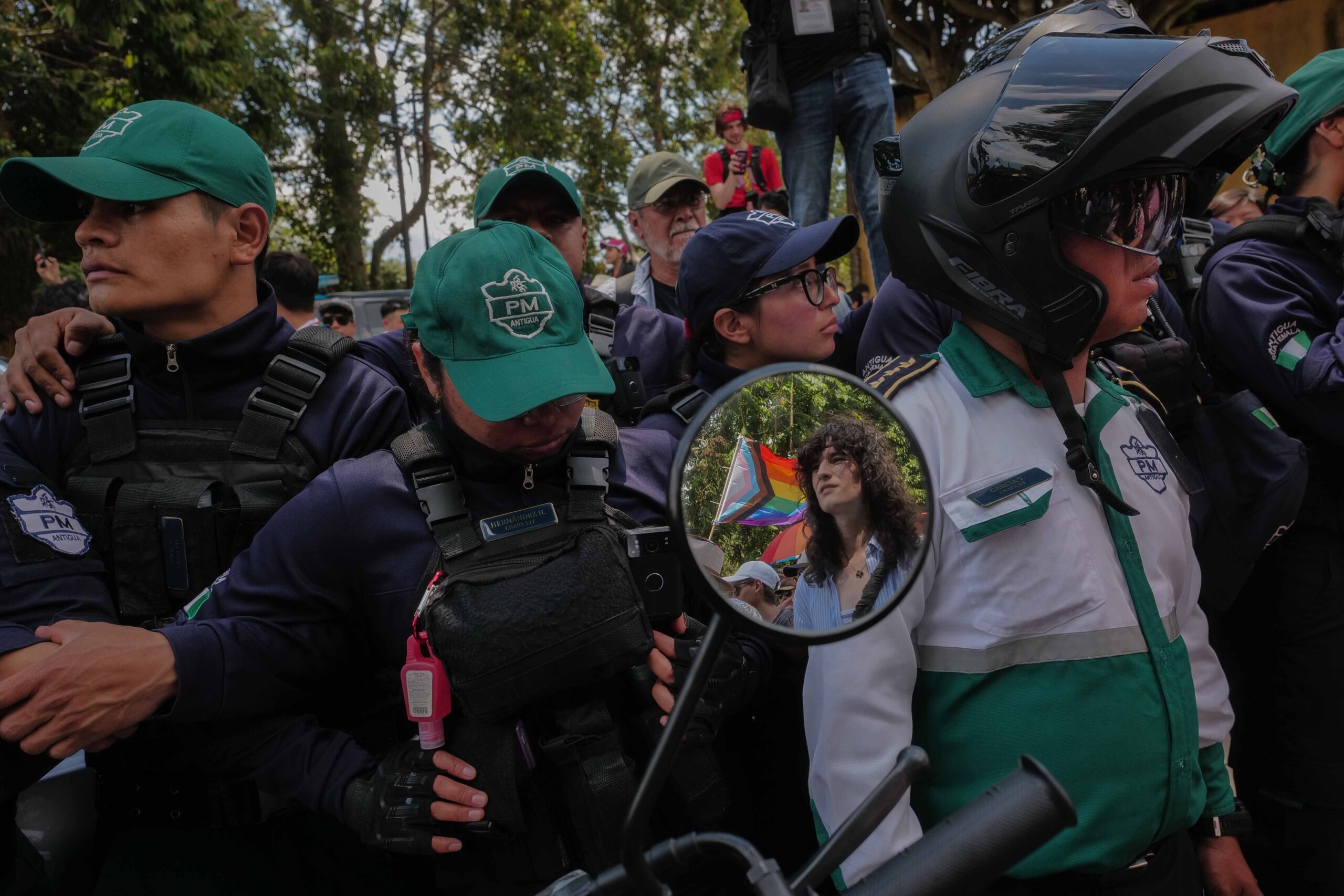 Agentes de la Policía Municipal bloquean una de la entradas principales hacia el casco urbano de Antigua Guatemala, mientras decenas de personas que acompañan la marcha muestran su inconformidad ante las restricciones. Foto/Edwin Bercián