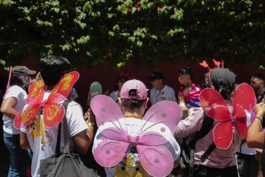 El bloque Las Mariposas, encargado de la seguridad de la marcha, se preparan previo a iniciar el desfile en en el ingreso a Antigua Guatemala. Foto/Edwin Bercián