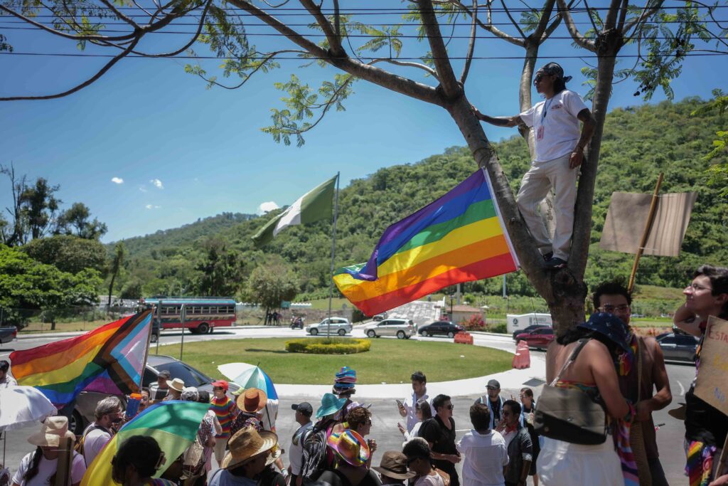 Decenas de personas se hacen presentes en el redondel donde inicia la entrada a la ciudad colonial de Antigua, para participar en la marcha del Orgullo 2026. Foto/Edwin Bercián
