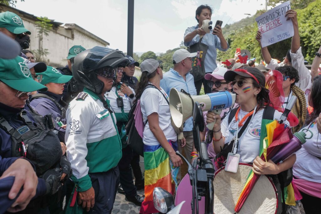 Con megáfono en mano, Primavera enumera a los agentes de la Policía Municipal de Antigua ,los artículos que amparan la protesta y su paso por las calles de la ciudad colonial. Foto/Edwin Bercián