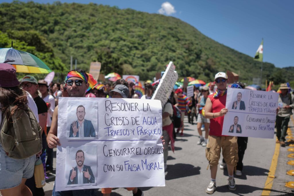 Entre las consignas de la Marcha del Orgullo 2026 en Antigua Guatemala, destacaron carteles dirigidos al alcalde Juan Manuel Asturias. criticaron que la municipalidad priorice restricciones mientras persisten problemas como la crisis del agua, el tráfico y el parqueo.