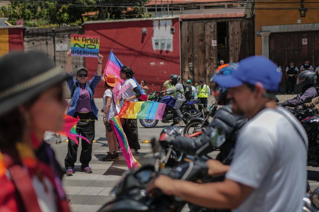 El grupo las Mariposas ayuda a detener el tráfico para que la marcha pueda iniciar su recorrido en el ingreso a Antigua Guatemala. Foto/Edwin Bercián