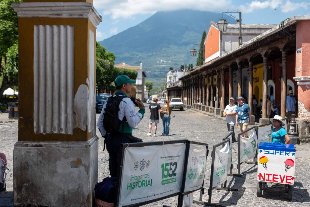 Un agente de la Policía Municipal de Antigua Guatemala, resguarda los alrededores del parque central donde instalaron toldos y vallas para evitar el paso del desfile del Orgullo en las calles de la ciudad colonial. Foto/Edwin Bercián