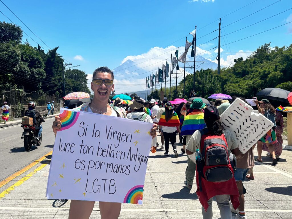 Entre consignas y mensajes de reivindicación, un asistente participa en la Marcha del Orgullo en Antigua Guatemala, realizada el 20 de junio de 2026. Foto/Carolina Gamazo