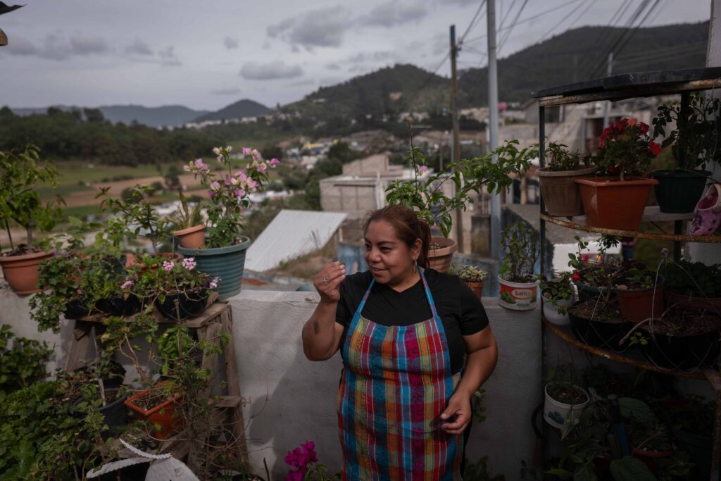Marta Lucía muestra las hierbas de su huerto que utiliza en su emprendimiento gastronómico. Foto: Edwin Bercián