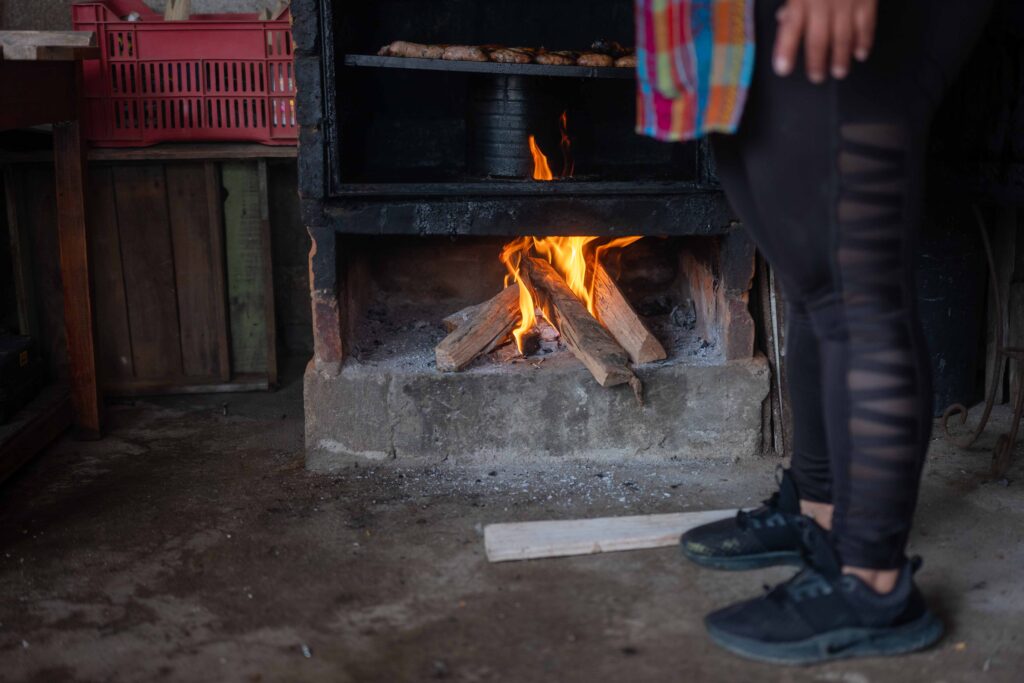Marta Lucía es una de la migrantes retornadas que maneja la gastronomía. En su emprendimiento maneja un horno para ahumar embutidos. Foto: Edwin Bercián.