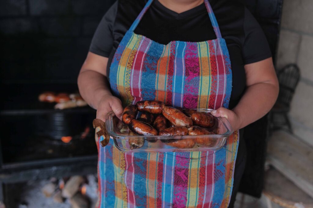 “Embutidos Lucy” y “Hadas de la Sazón” son los dos emprendimientos que Marta Lucía estableció desde hace 5 años en Quetzaltenango. Foto: Edwin Bercián.