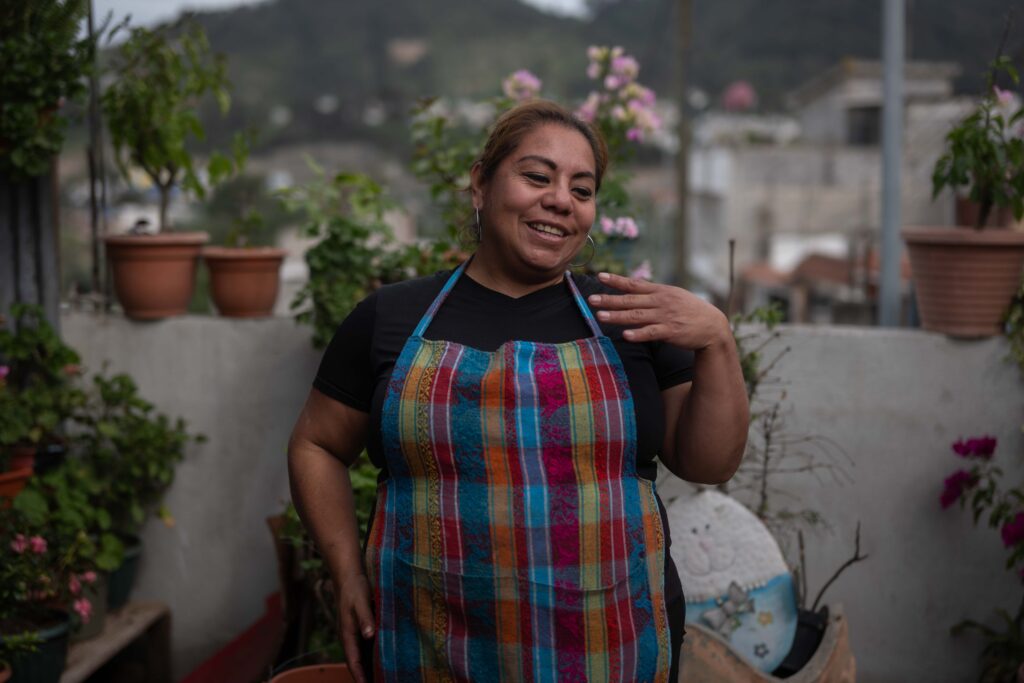 Marta Lucía Hernández, migrante retornada, en su huerto familiar, una tarde de junio de 2026. Foto: Edwin Bercián.