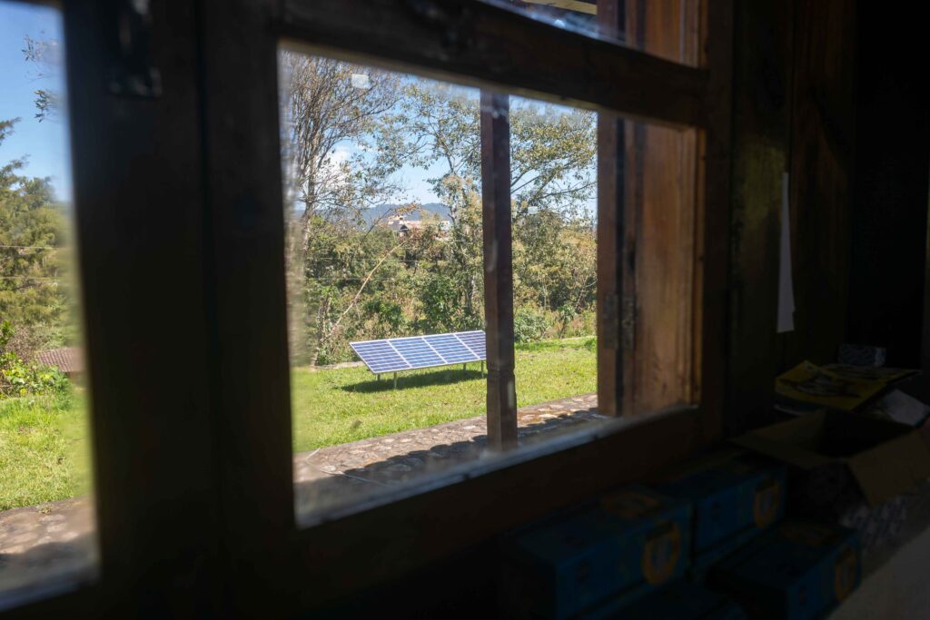 Un panel solar instalado en el centro de formación de Barefoot College, en la comunidad de Batzul, San Gaspar Chajul, Quiché. Foto/Edwin Bercián