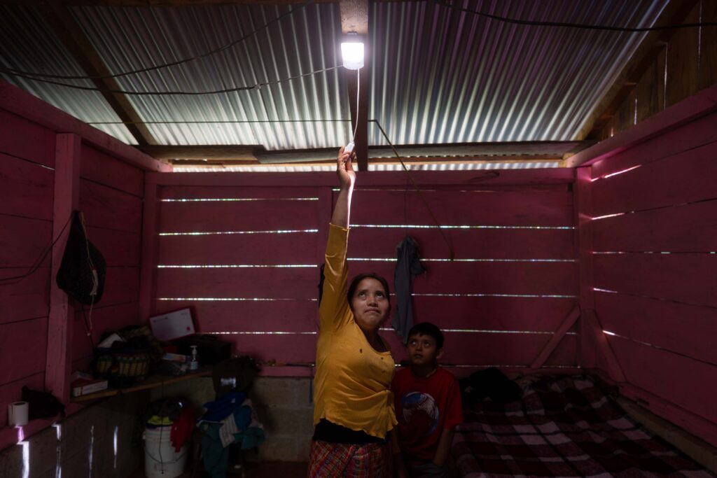 Angélica Pérez Pérez en su vivienda en la comunidad de Vichemal, San Gaspar Chajul, Quiché. La energía solar sustituyó el uso de candelas y ocote para iluminar su hogar. Foto/Edwin Bercián