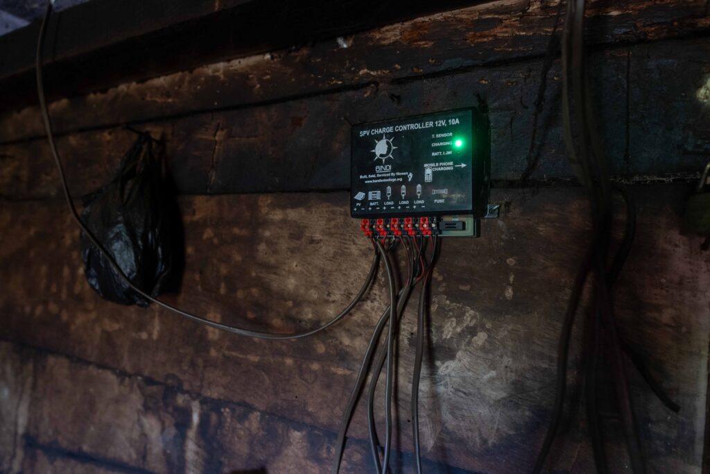Cada sistema entregado a las familias incluye un panel solar, una batería, un controlador de carga, cuatro focos LED y una lámpara portátil que también permite cargar teléfonos celulares. Foto/Edwin Bercián