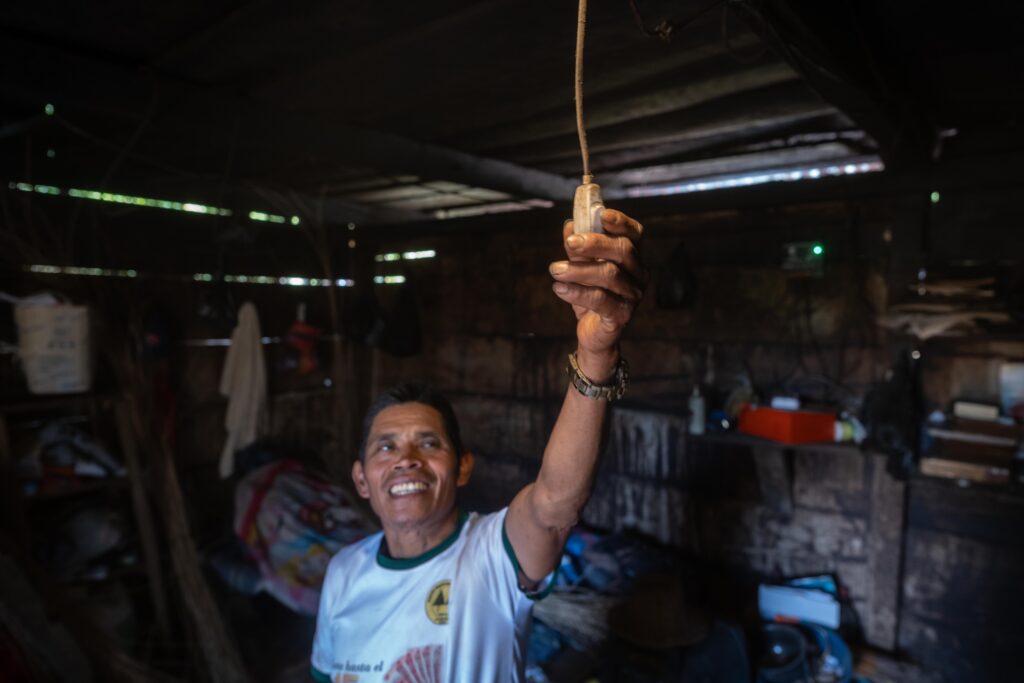 Don Diego muestra el interruptor que alimenta el sistema de iluminación de su vivienda en la comunidad de Vichemal, San Gaspar Chajul, Quiché. Foto/Edwin Bercián