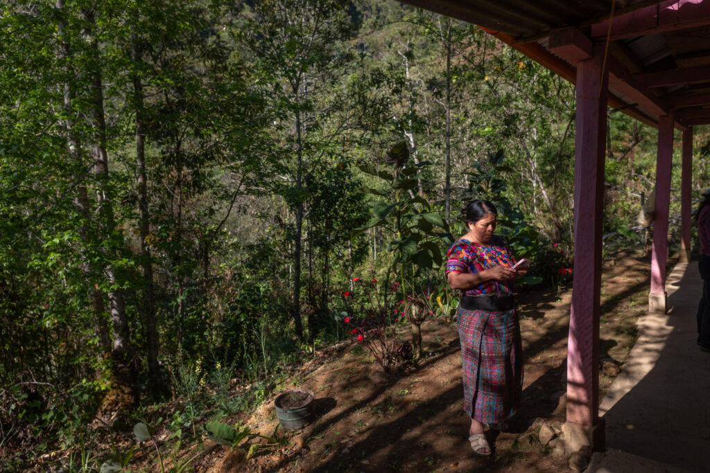 Catarina Rodríguez Aguilar permanece frente a una vivienda en la comunidad de Vichemal, en San Gaspar Chajul, Quiché. Fue elegida por su comunidad para formarse como “mamá solar” e instalar sistemas de energía solar en los hogares de la aldea. Foto/Edwin Bercián