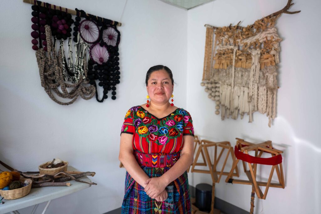 La artista Angélica Serech, posa para un retrato en su estudio el 21 de mayo de 2026 en San Juan Comalapa. Foto/Edwin Bercián