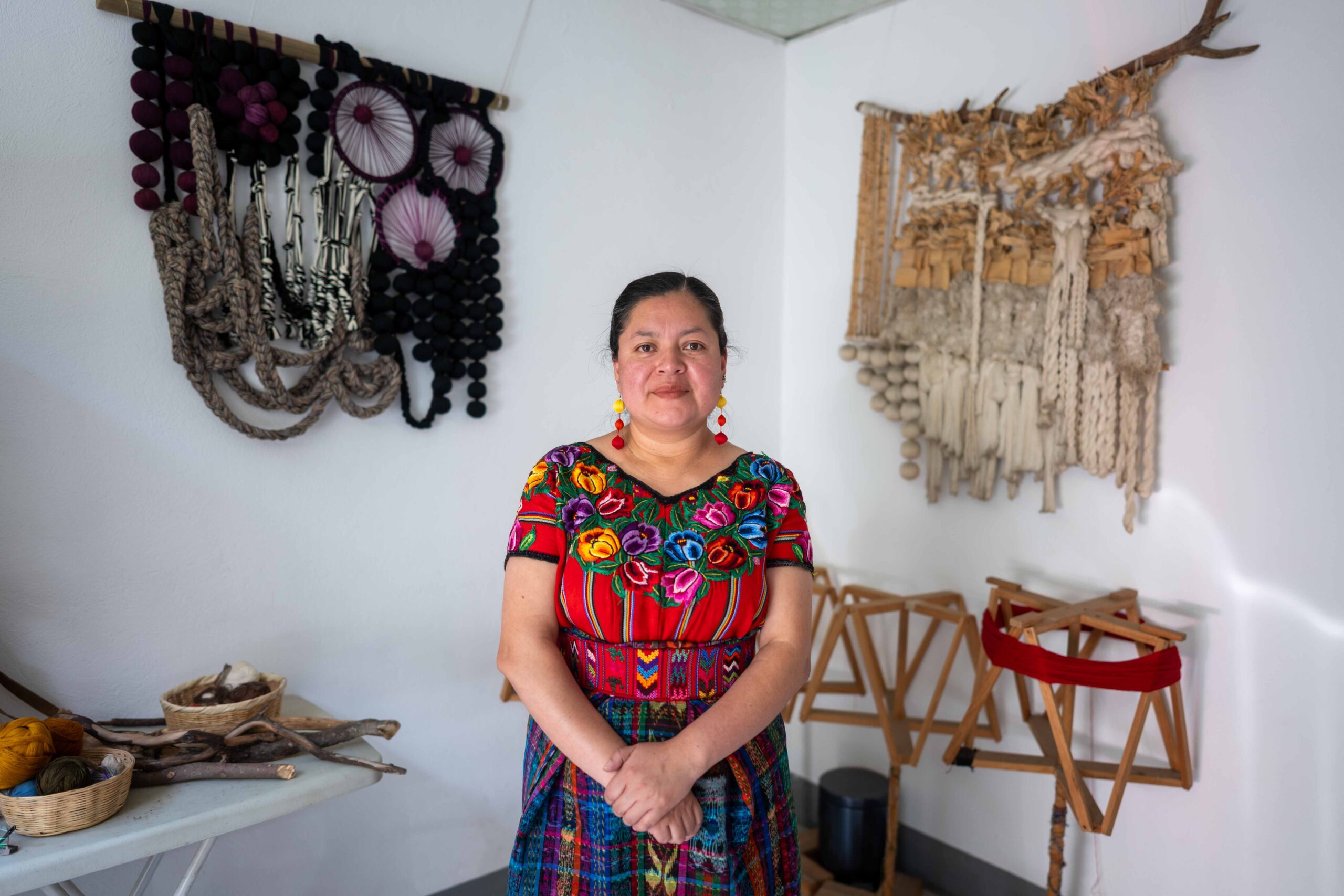 La artista Angélica Serech, posa para un retrato en su estudio el 21 de mayo de 2026 en San Juan Comalapa. Foto/Edwin Bercián