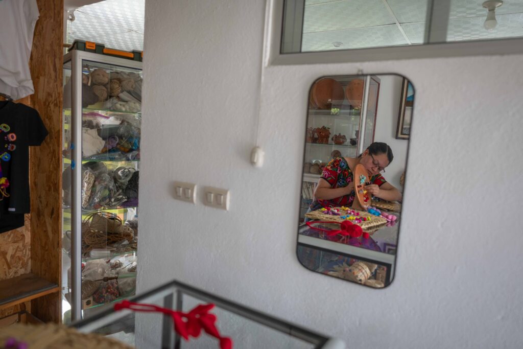 Angélica Serech, muestra algunas de sus piezas que mantiene a la venta en su estudio en San Juan Comalapa. Foto/Edwin Bercián