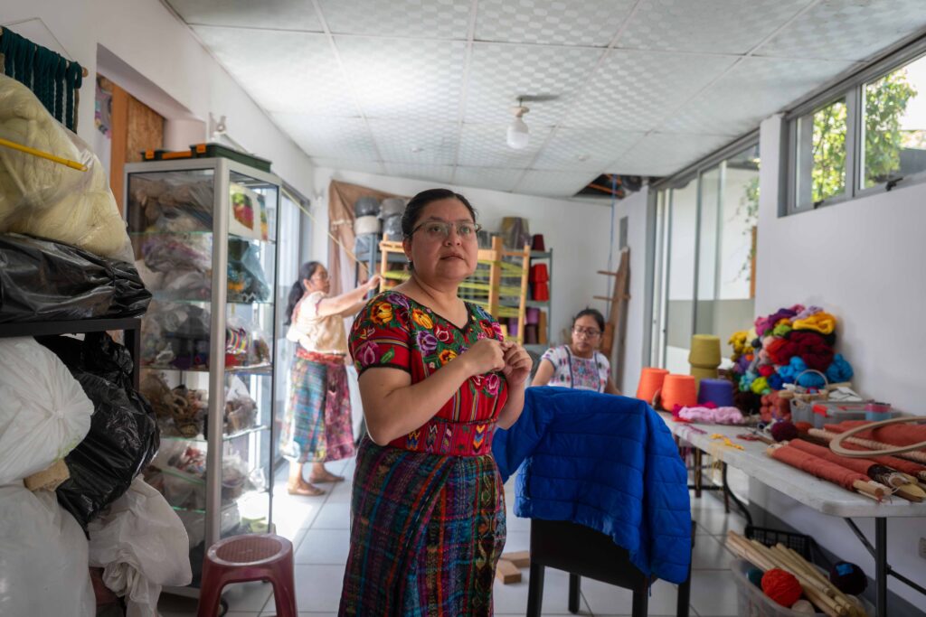 Angélica Serech muestra parte del su taller donde la acompañan Evelyn y Julia el 21 de mayo de 2026 en San Juan Comalapa. Foto/Edwin Bercián