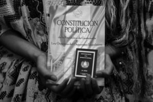 Un ejemplar de la Constitución Política de la República de Guatemala es sostenido por integrantes de pueblos indígenas durante una actividad por el día de la Constitución el 31 de mayo de 2015. Foto/Edwin Bercián