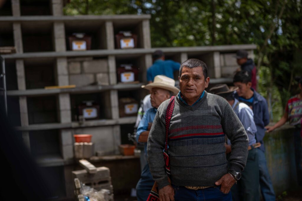 Jerónimo Yucuté Cusanero espera frente a los nichos donde serían inhumados su padre, su hermano y un tío. Foto/Edwin Bercián