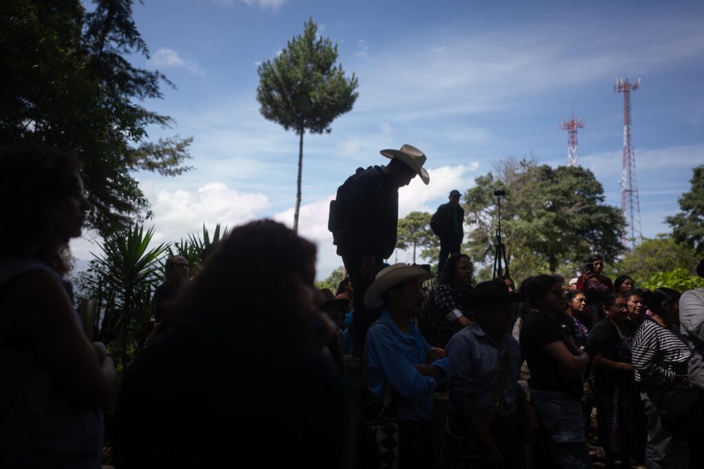 Desde los nichos, varias personas observan el desarrollo de la ceremonia previa al traslado de los restos. Foto/Edwin Bercián