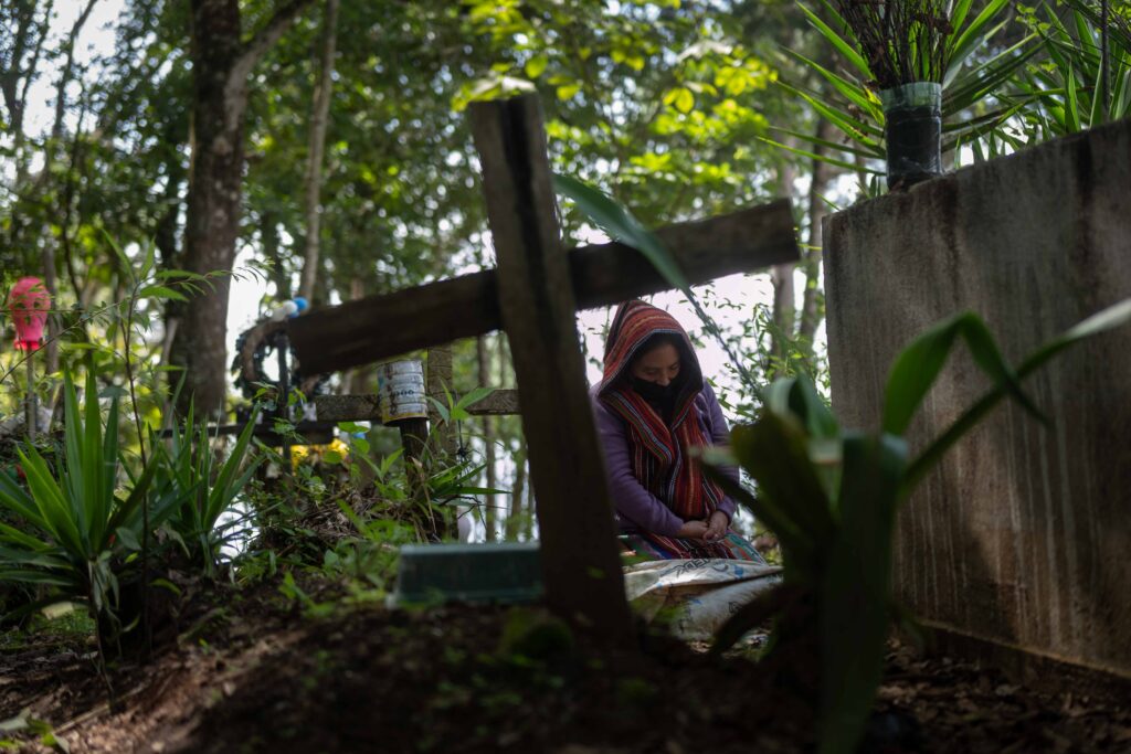 Mientras el rosario continuaba frente al altar, varias personas permanecían en silencio entre las tumbas y los nichos del cementerio. Foto/Edwin Bercián