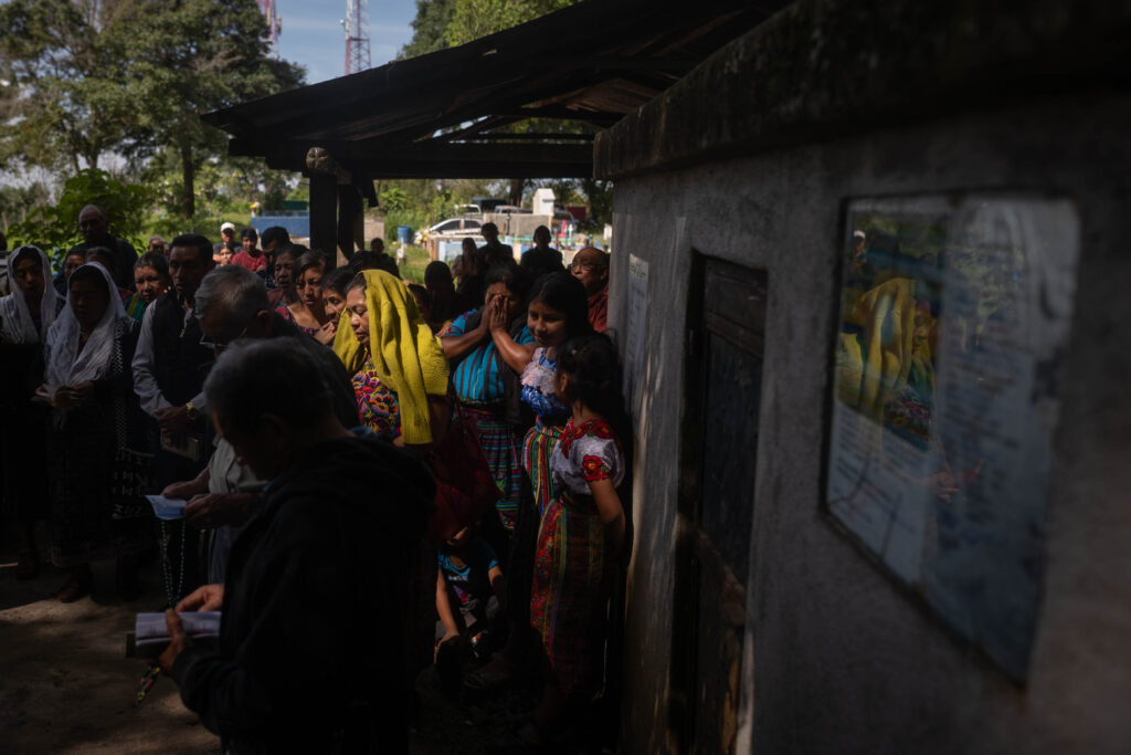 La ceremonia comenzó junto a la bóveda colectiva donde los restos permanecieron resguardados durante casi dos décadas. Foto/Edwin Bercián