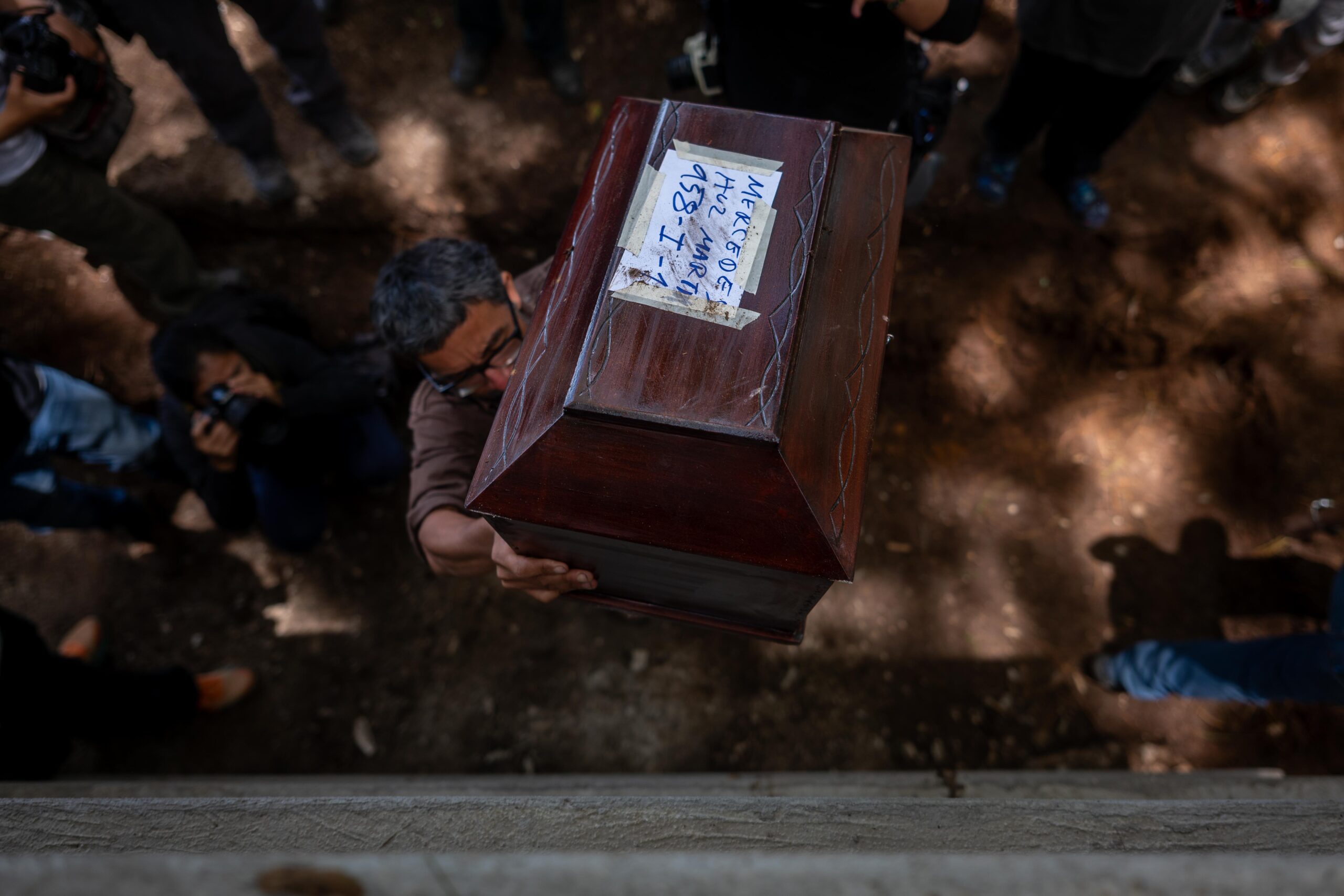 Decenas de familias de varias comunidades de San Martín Jilotepeque aprendieron a recordar a sus muertos sin una tumba donde visitarlos.