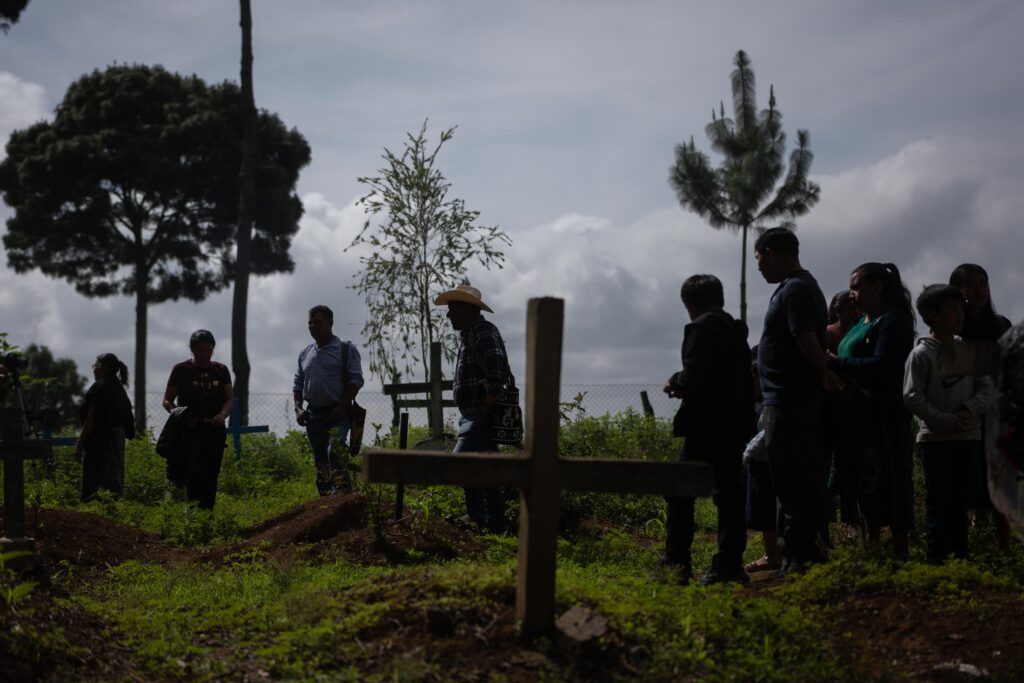 Familiares y sobrevivientes recorren el cementerio de Pacoj antes del inicio de la inhumación de las víctimas del conflicto armado interno. Foto/Edwin Bercián